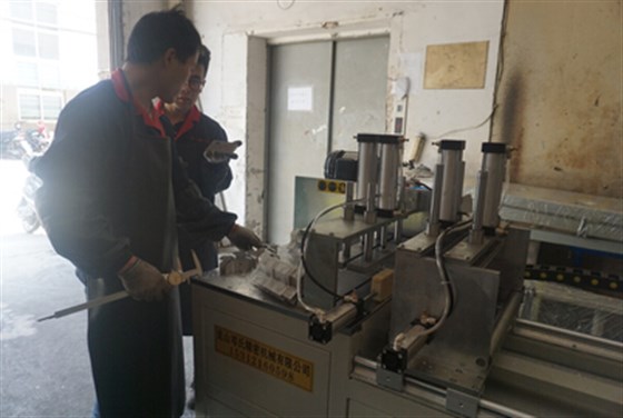 全自動(dòng)切鋁機(jī) 全自動(dòng)切鋁機(jī)