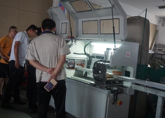 全自動鋁型材切割機 全自動鋁型材切割機