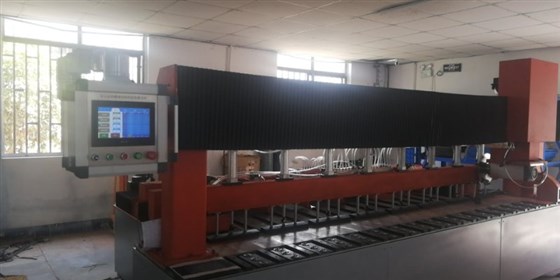 鋁蜂窩板切割機(jī) 鋁蜂窩板切割機(jī)