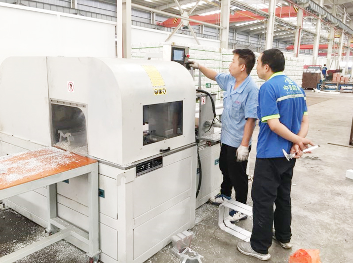 數(shù)控鋁材切割機