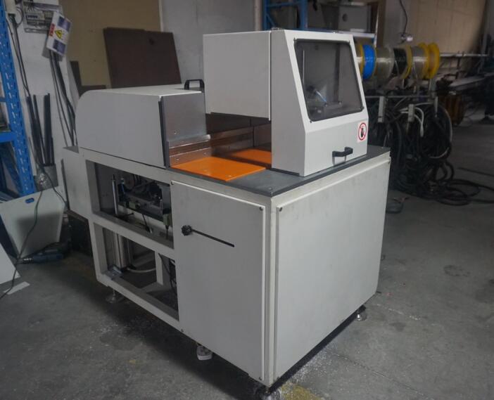 【青島】建筑鋁模板行業(yè)熱購的DS-C500半自動定尺鋸，出自鄧氏精密機械